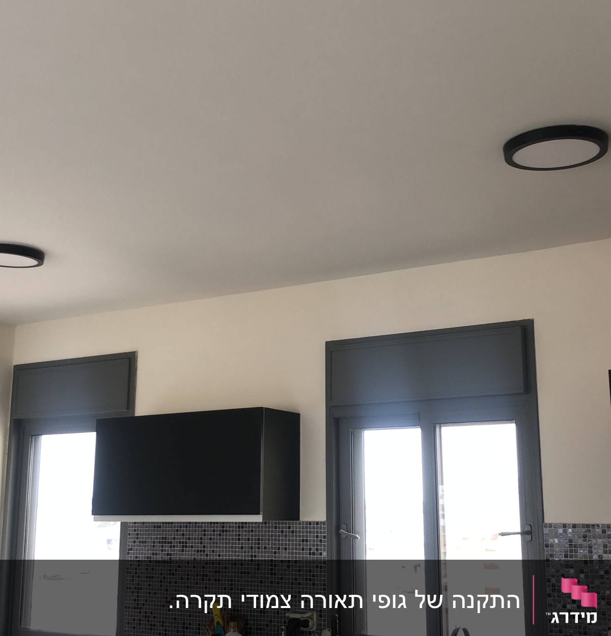 תאורת תקרה עגולה מותקנת בחדר